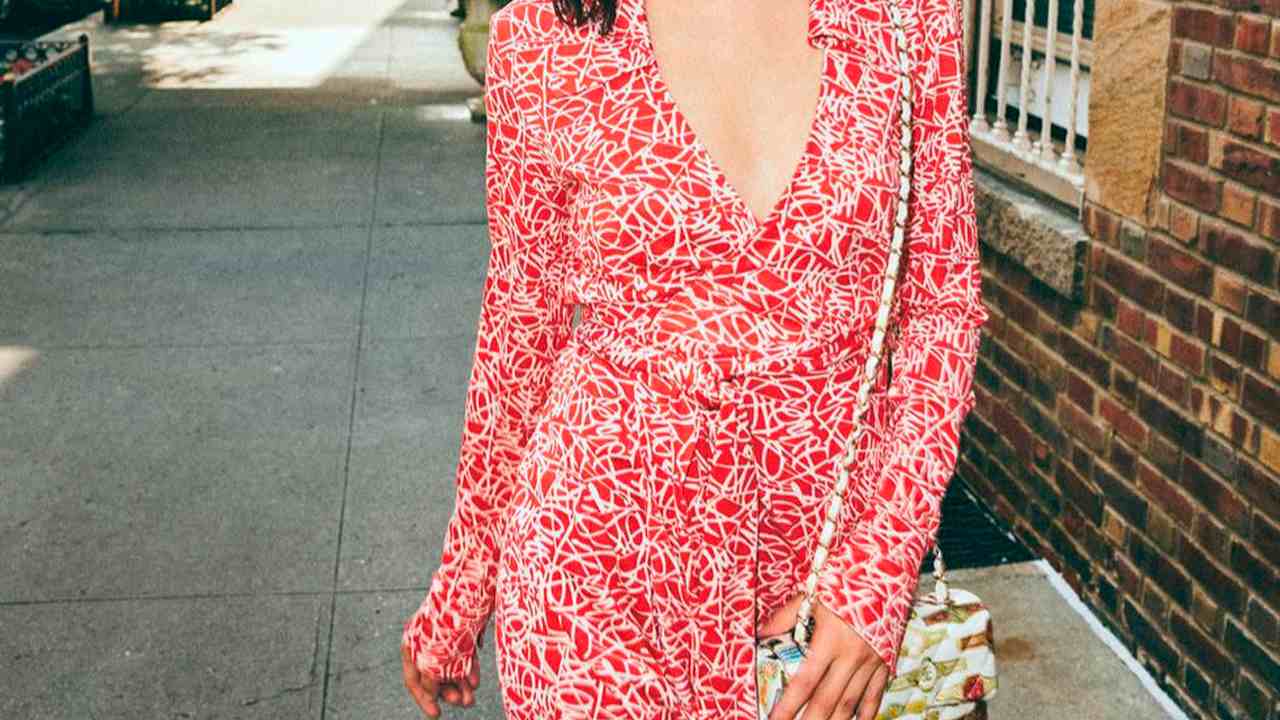 O icônico wrap dress. Clique na imagem e confira mais criações da marca! (Foto: Reprodução/Instagram @DVF) 