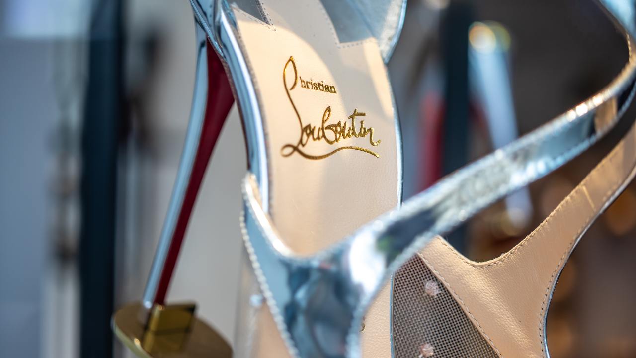 Louboutin e Marvel se unem em uma collab para celebrar os 100 anos da Disney