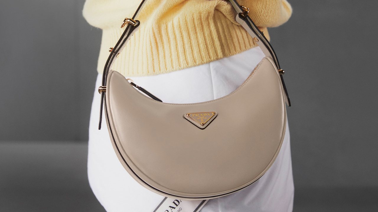 Bolsa Prada Arqué. Clique na imagem e confira mais modelos da marca! (Foto: Reprodução/Prada.com)