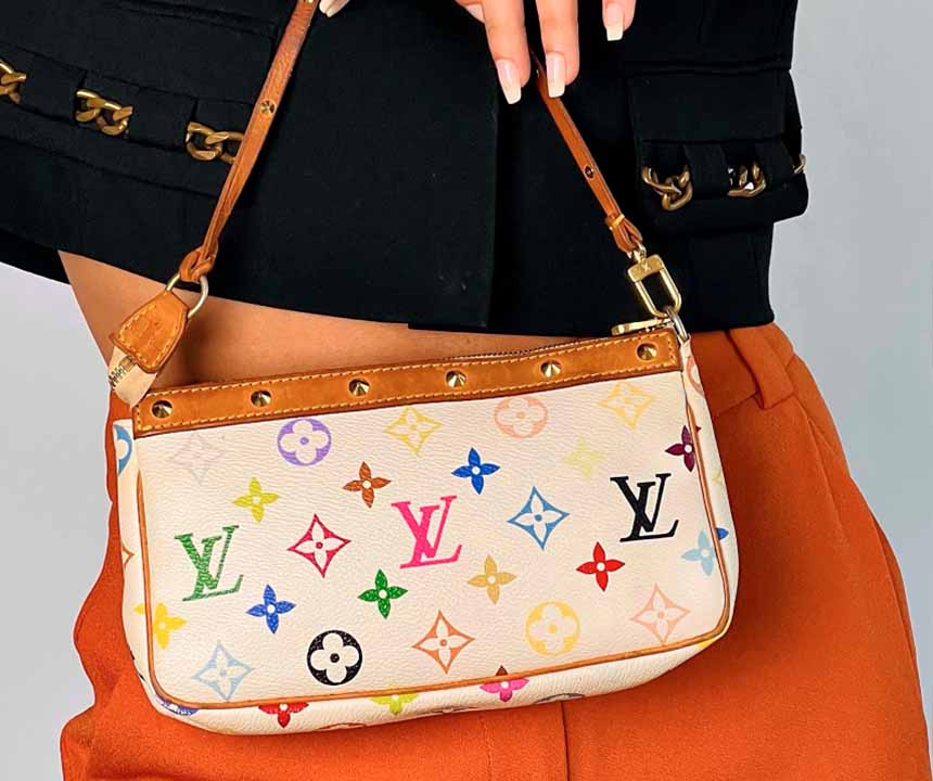 Foto da bolsa pochette acessories da louis vuitton: um modelo de bolsinha de luxo compacto.