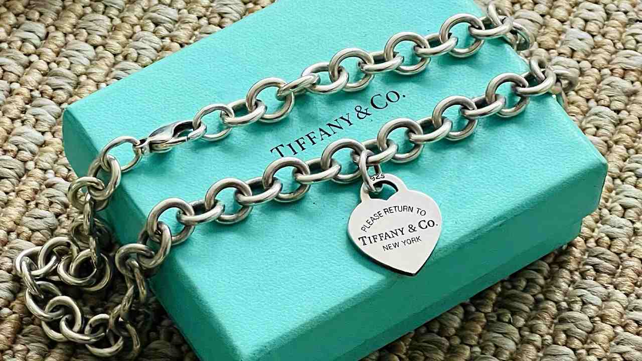 Colar Heart Tag Charm Tiffany & Co. Clique na imagem e confira mais peças da marca!