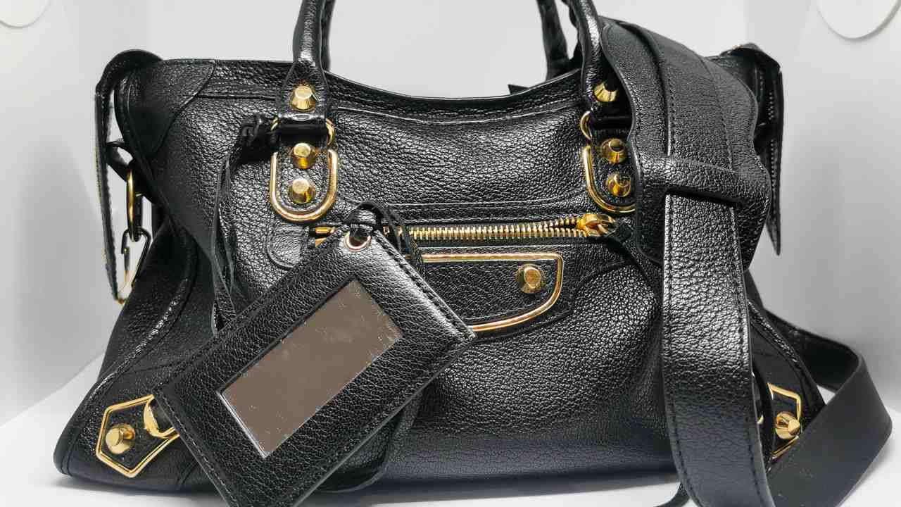 Bolsa Balenciaga City. Clique na imagem e confira as bolsas best sellers no Black Month!