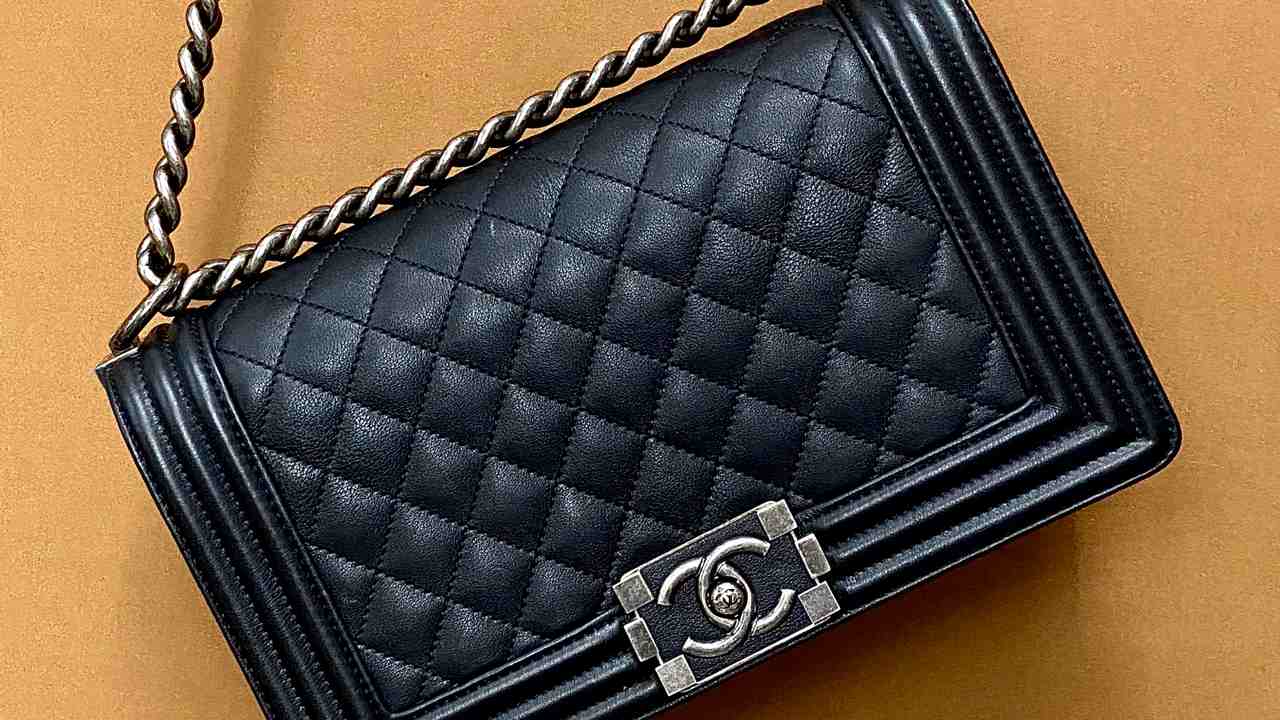 Bolsa Chanel Boy. Clique na imagem e confira mais modelos da marca no Black Month!