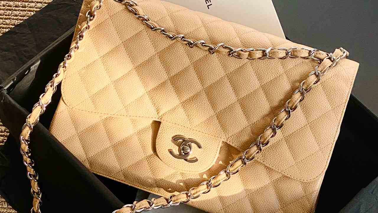 Bolsa Chanel Double Flap. Clique na imagem e confira as bolsas best sellers no Black Month!