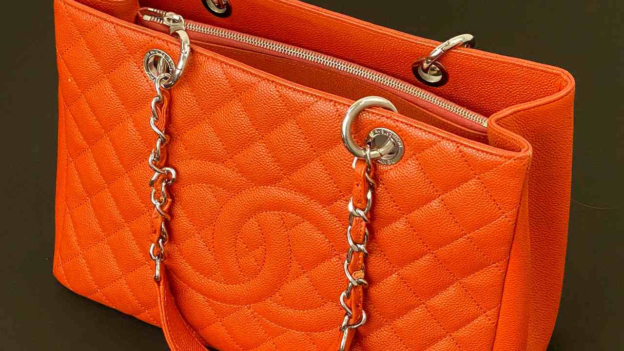 Bolsa Chanel Grand Shopping Tote. Clique na imagem e confira mais modelos da marca no Black Month!