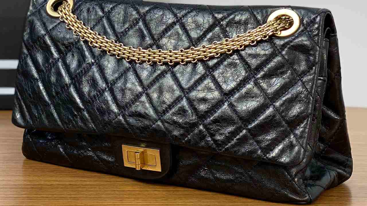 Bolsa Chanel Reissue. Clique na imagem e confira mais bolsas pretas no Black Month!