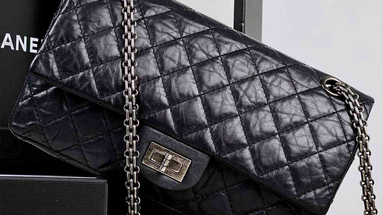 Bolsa Chanel Reissue. Clique na imagem e confira mais modelos da marca no Black Month!