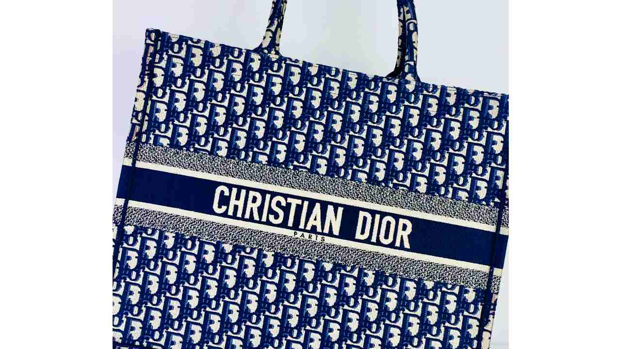 Bolsa Dior Book Tote. Clique na imagem e confira mais oportunidades do Black Month!