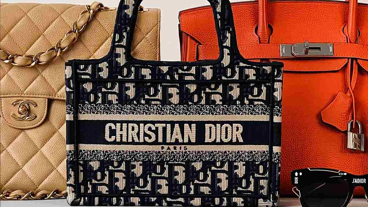 Bolsa Dior Book Tote. Clique na imagem e confira mais modelos da marca!