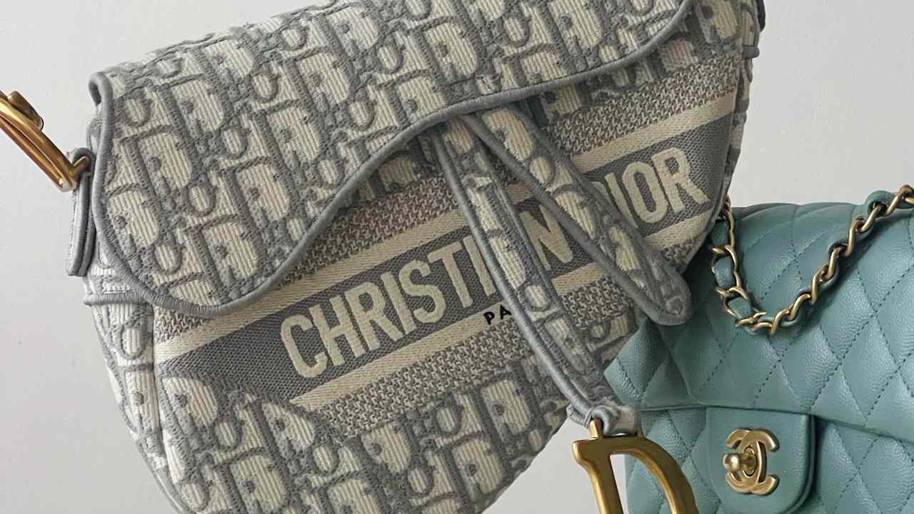 Bolsa Dior Saddle. Clique na imagem e confira as bolsas best sellers no Black Month!