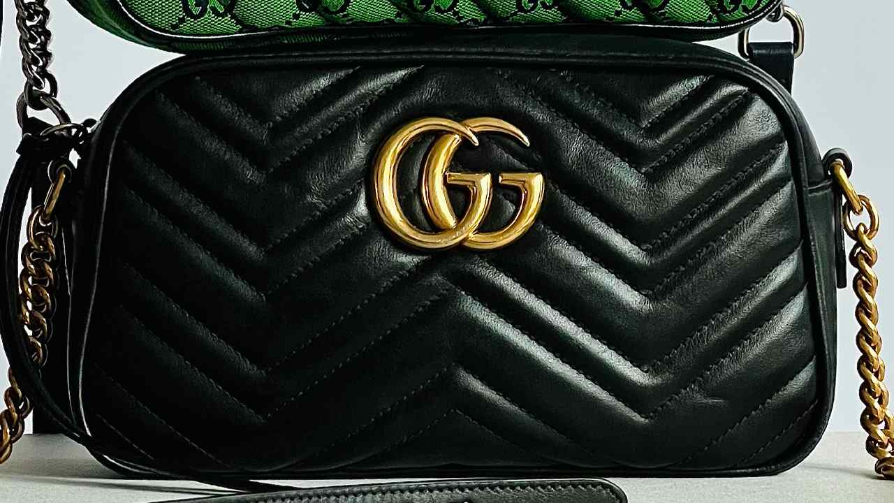 Bolsa Gucci Marmont. Clique na imagem e confira mais bolsas pretas no Black Month!