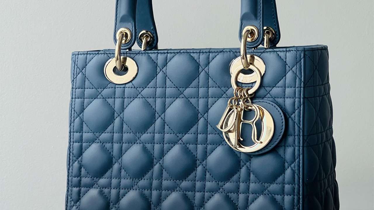 Bolsa Lady Dior. Clique na imagem e confira mais bolsas para presentear no Natal!