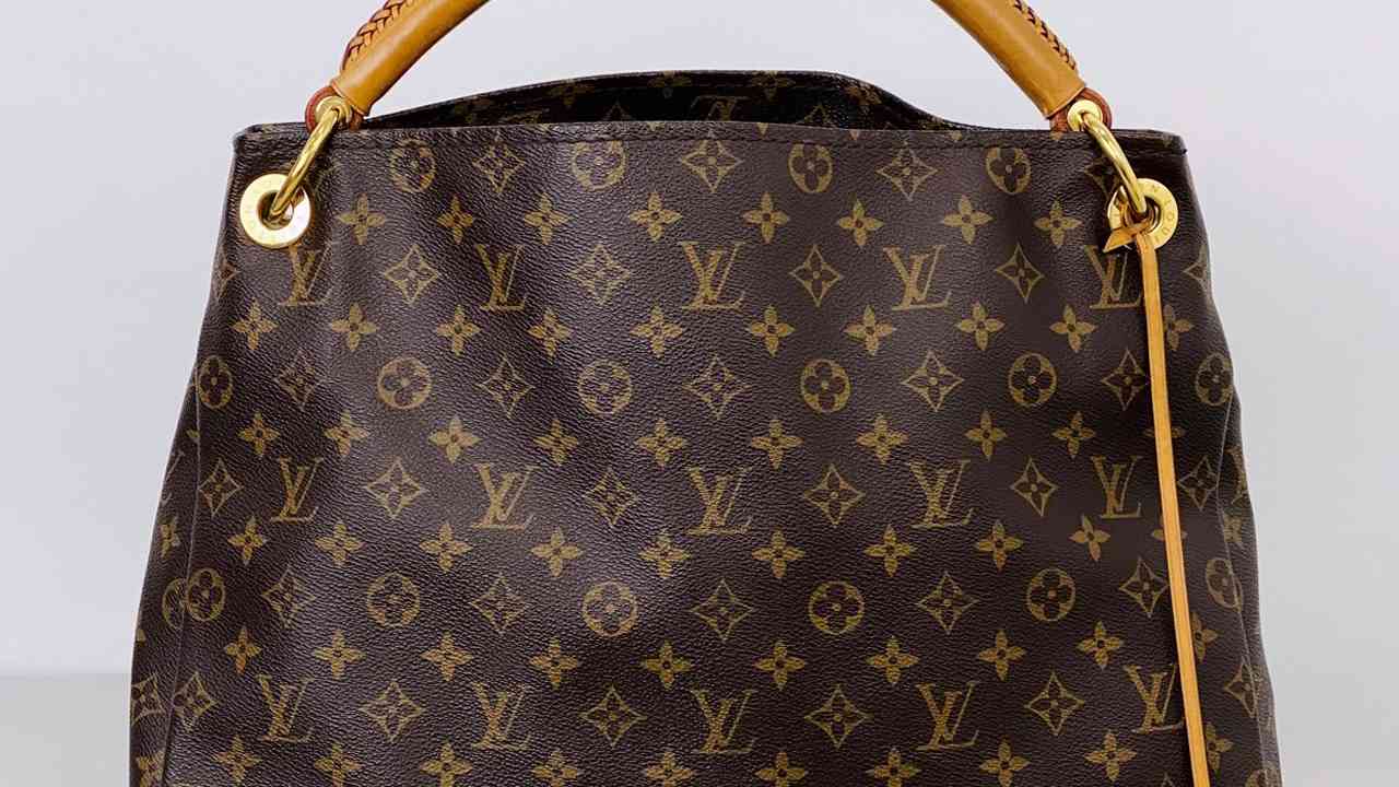 Bolsa Louis Vuitton Artsy. Clique na imagem e confira mais peças Louis Vuitton na Black Week!