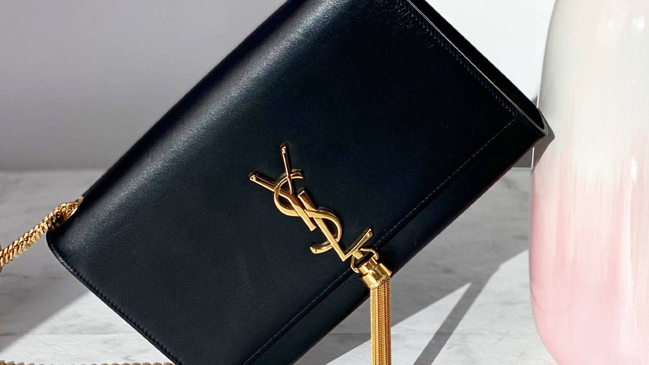 Bolsa Saint Laurent Kate. Clique na imagem e confira mais modelos de bolsa transversal no Black Month!