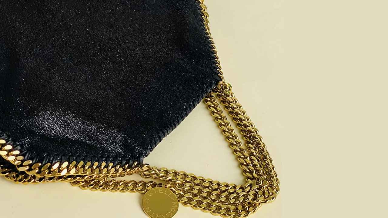 Bolsa Stella McCartney Falabella. Clique na imagem e confira mais bolsas de luxo no Black Month!