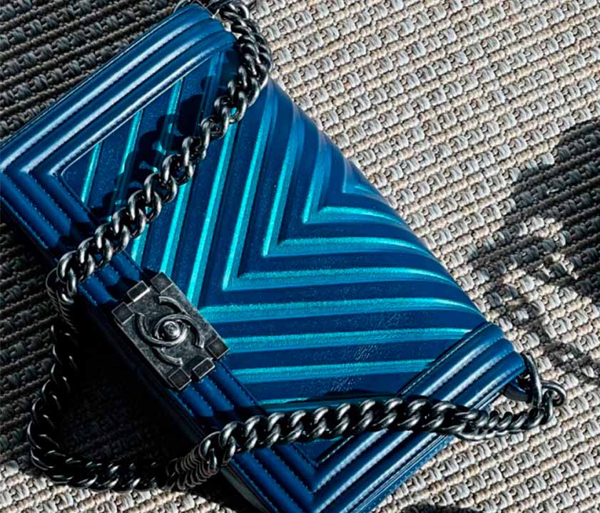 A Chanel Boy é uma das bolsas coloridas mais desejadas.