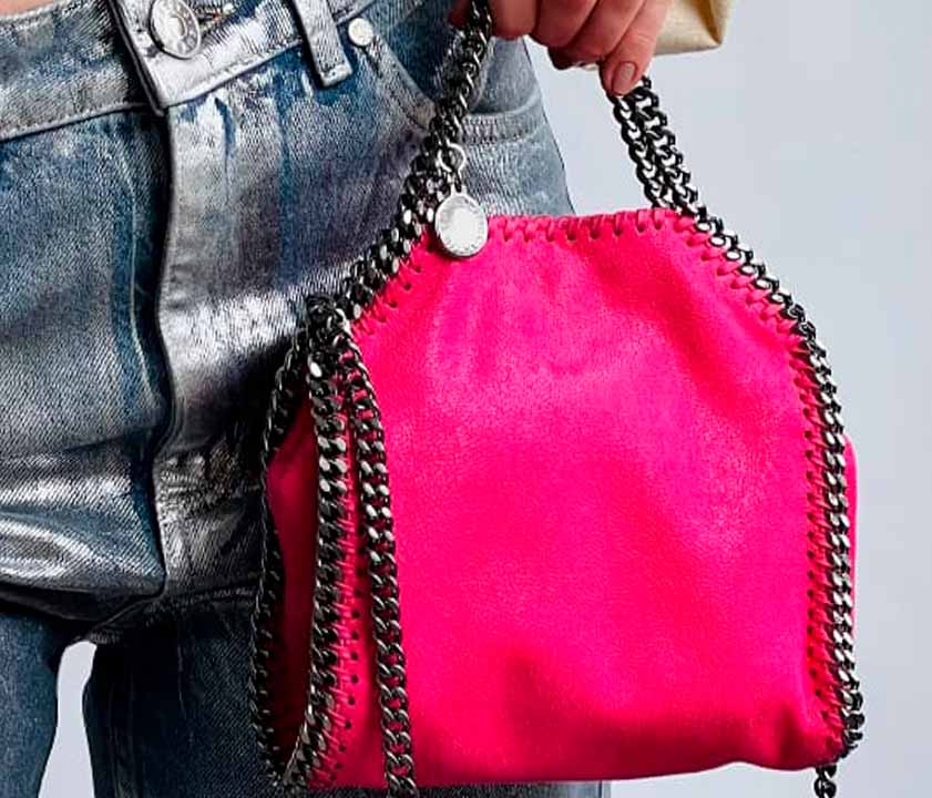 A Falabella é uma das bolsas de luxo coloridas que você encontra no etiqueta.