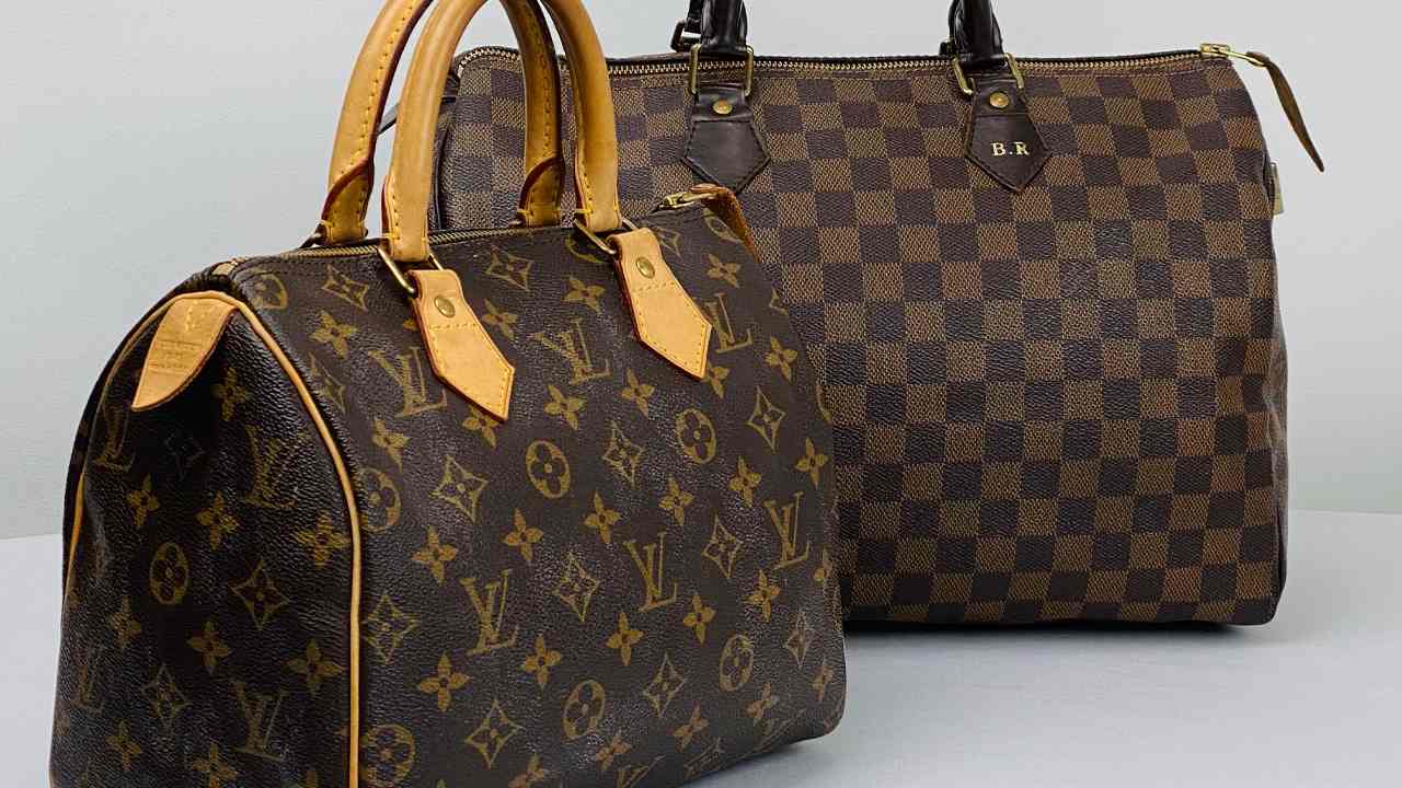 Bolsa Louis Vuitton Speedy. Clique na imagem e confira mais peças Louis Vuitton na Black Week!
