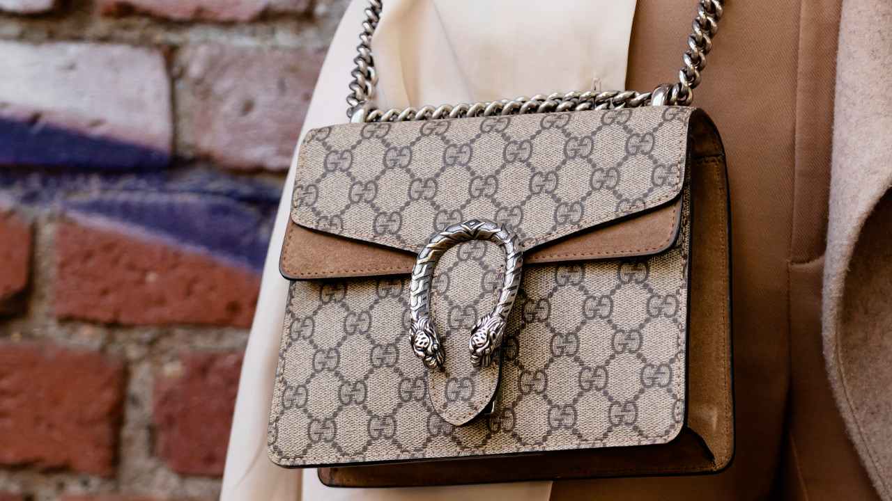 capa do post sobre bolsas de luxo para usar na transversal