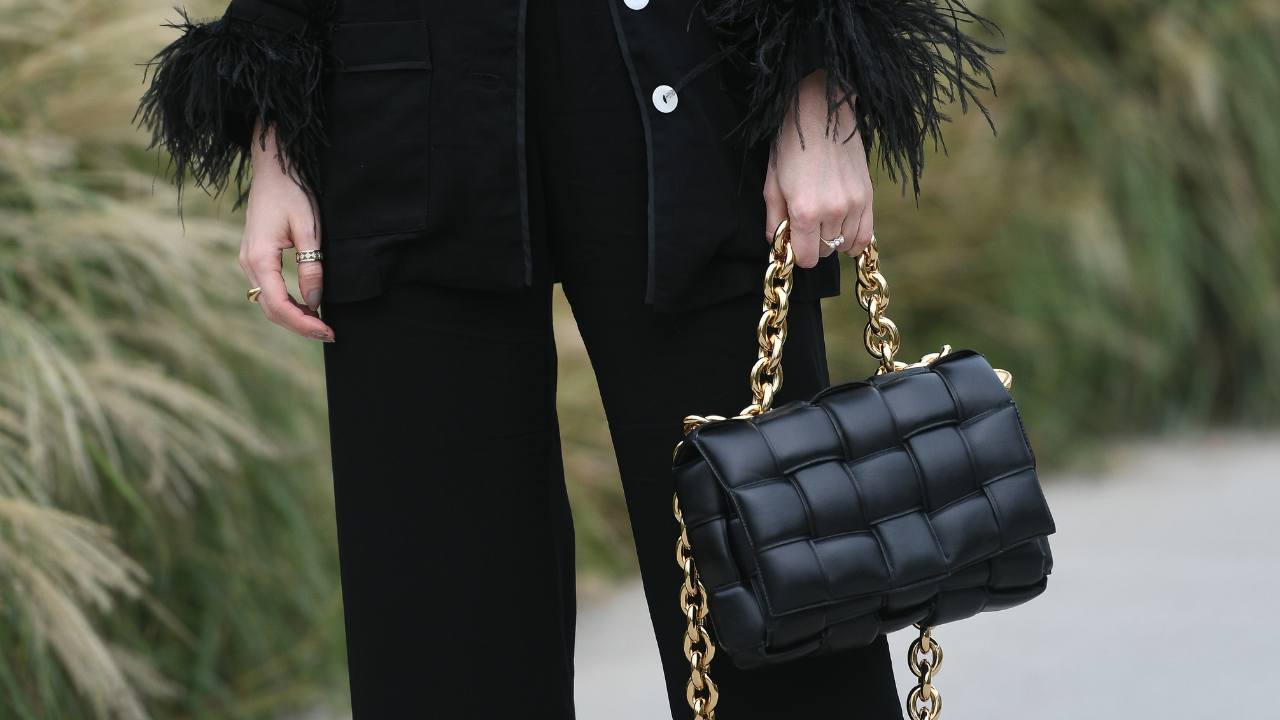 Um clássico que está em alta: Confira inspirações de como combinar preto e dourado nos looks!
