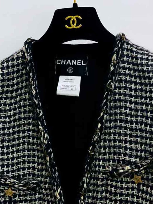 Blazer Tweed Chanel. Clique na imagem e confira mais modelos da marca!