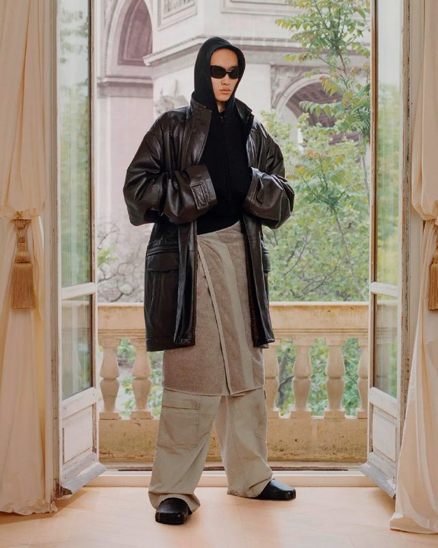 Saia de toalha Balenciaga. Clique na imagem e confira mais criações da marca! (Foto: Reprodução/Vogue.com)