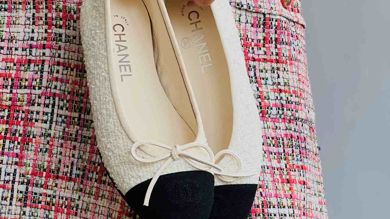 Sapatilha Chanel. Clique na imagem e confira peças similares!