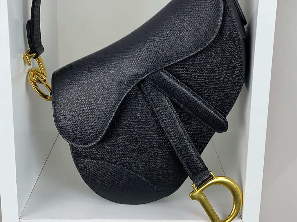 Saddle Bag uma das melhores bolsas para sair pra jantar ou completar looks à noite.