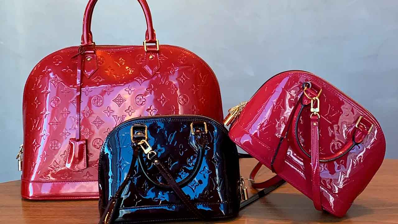 Bolsa de verniz Alma da Louis Vuitton completa looks para jantares.