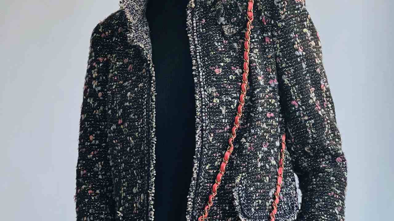 Blazer de tweed Chanel. Clique na imagem e confira mais peças da marca