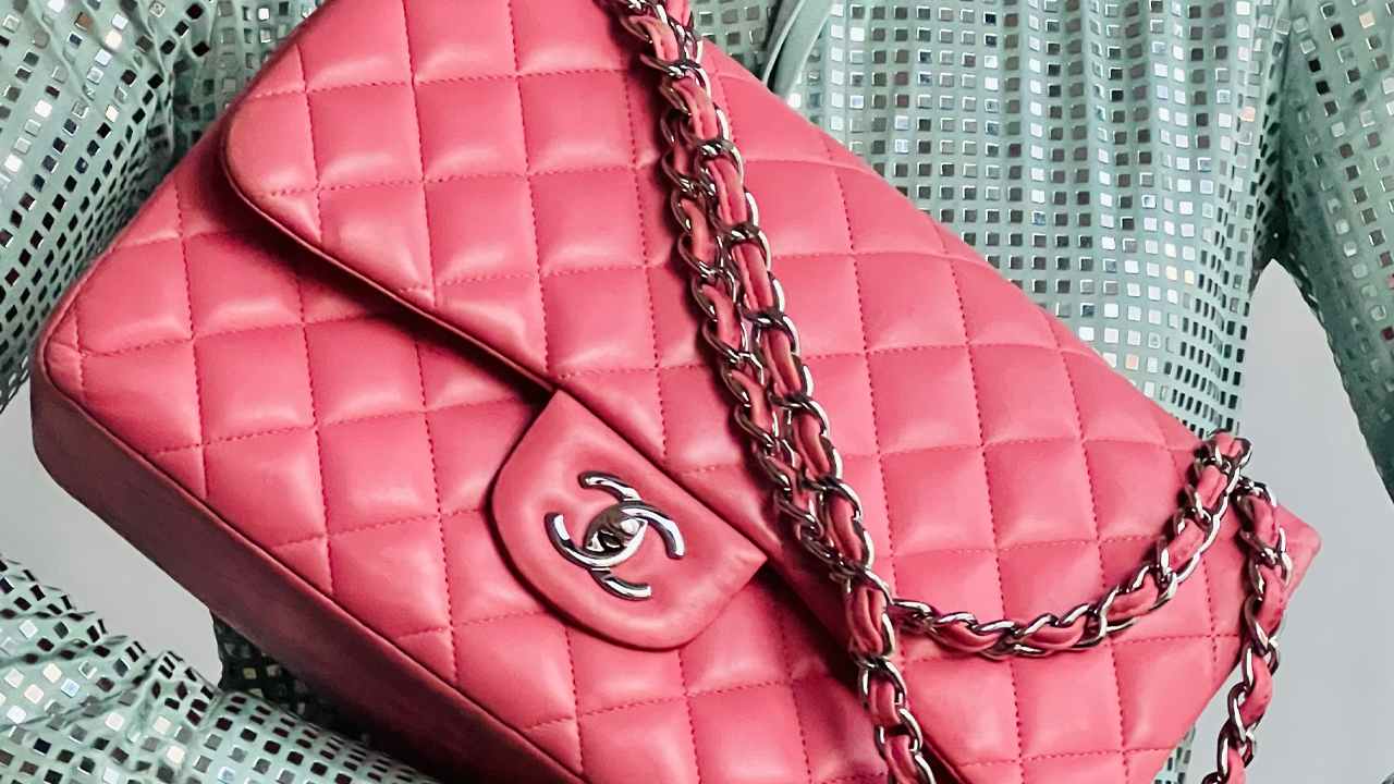 Clique na imagem e confira mais modelos de acessórios icônicos Chanel!