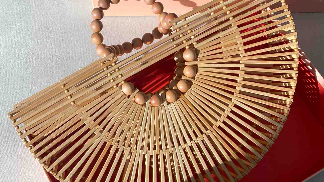 Um dos maiores motivos para presentear neste natal com peças second hand é que você pratica o consumo consciente! Clique na imagem e confira peças similares!