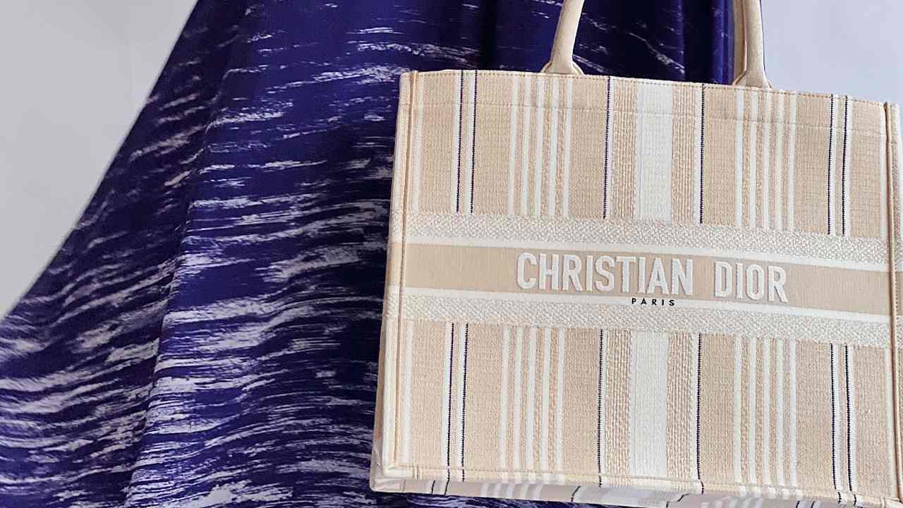 Bolsa Dior Book Tote. Clique na imagem e confira mais modelos da marca!