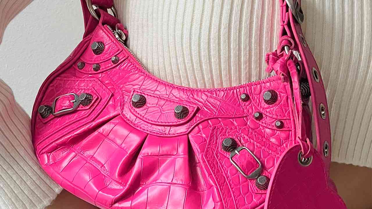 Bolsa Balenciaga Le Cagole. Clique na imagem e confira mais modelos da marca!