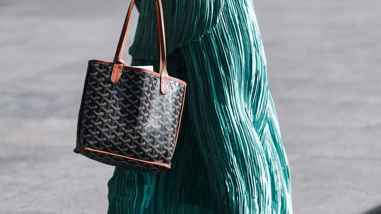 capa do post sobre bolsas de luxo para levar em viagens a praia