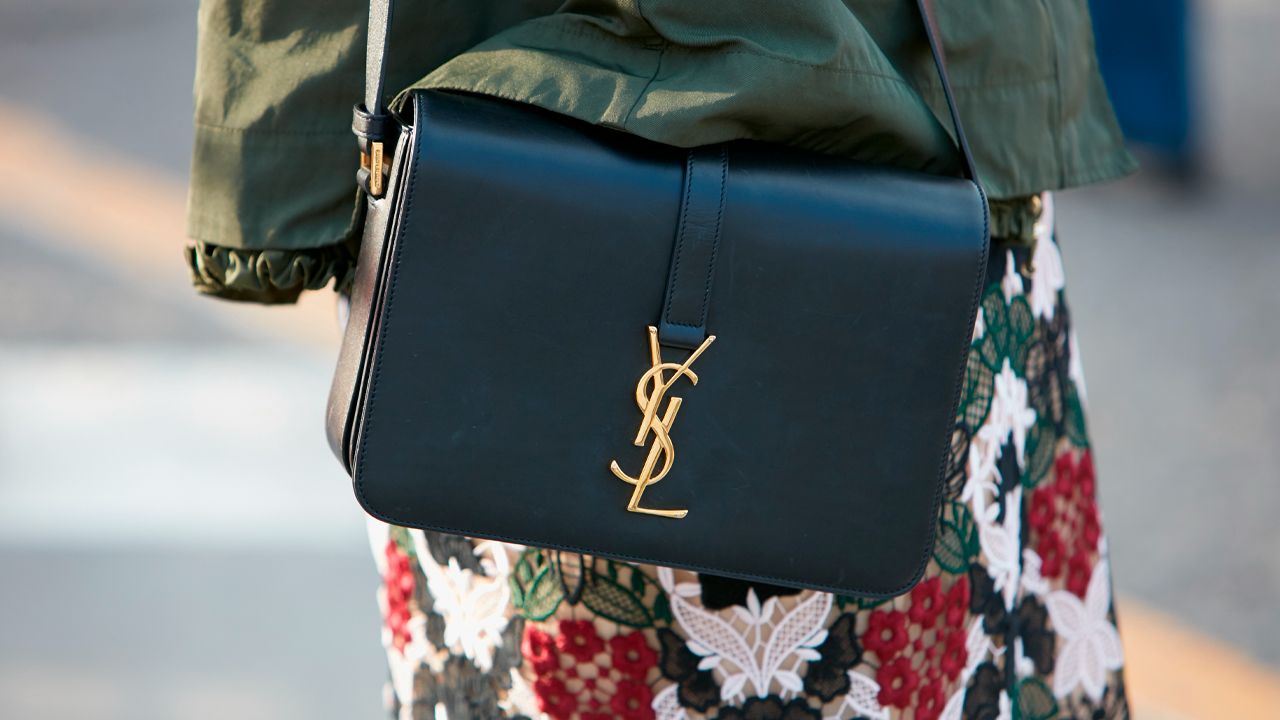 capa do post sobre a parceria entre a saint laurent e borsalino
