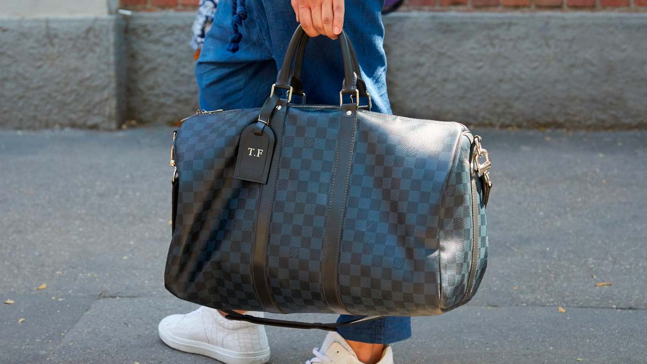 capa do post sobre o desfile da louis vuitton em hong kong