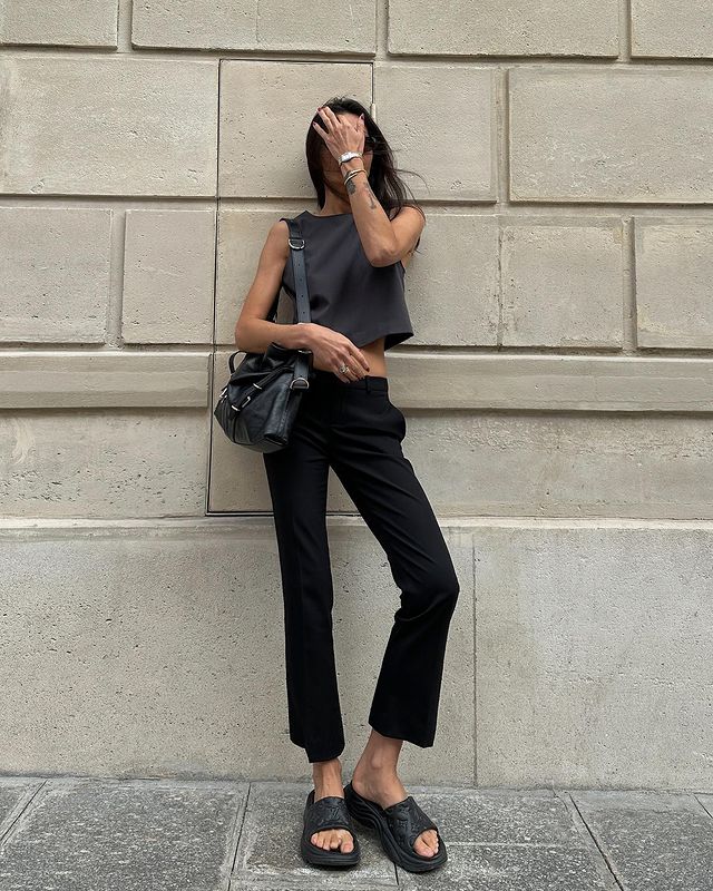 foto de mulher usando chinelo com solado robusto, uma das tenências de sapatos para o verão 24.