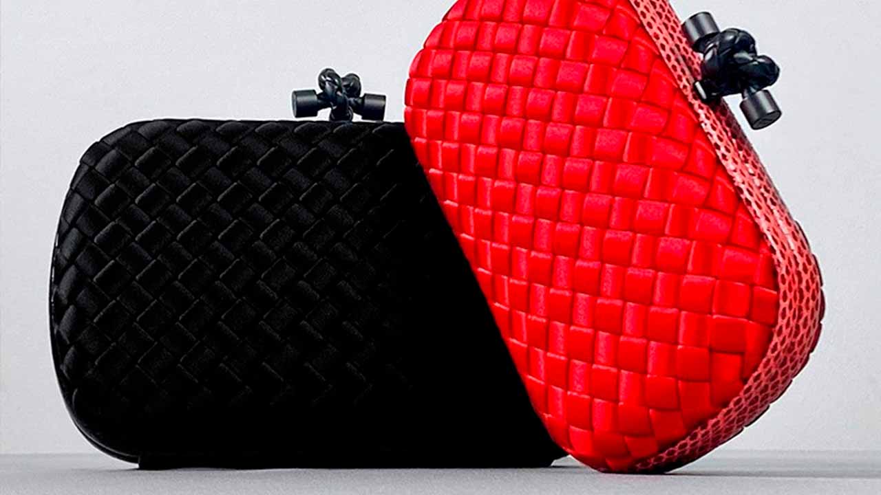 Clutch knot da Bottega Veneta, uma das bolsas vermelhas para o natal e festas o ano todo.