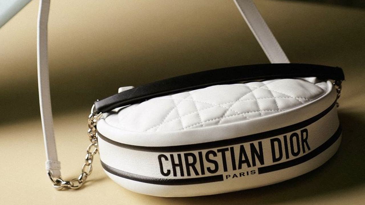 O Modelo Vibe da Dior é uma das opções de bolsas brancas para o réveillon e o ano todo.