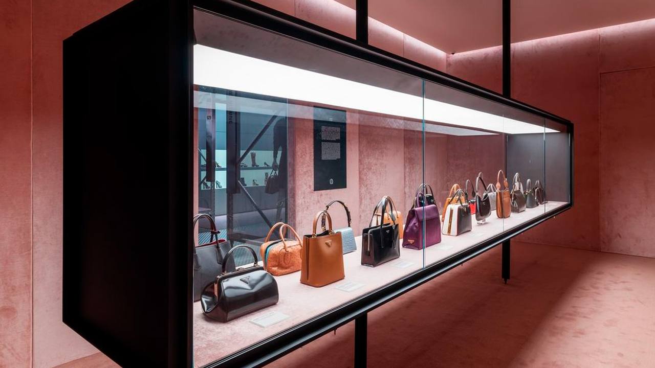 Exposição Pradasphere II. Clique na imagem e confira criações da marca! (Foto: Reprodução/Instagram @prada)