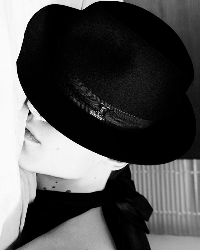 Parceria Saint Laurent e Borsalino. Clique na imagem e confira criações da maison parisiense! (Foto: Reprodução/Instagram @borsalino_world)