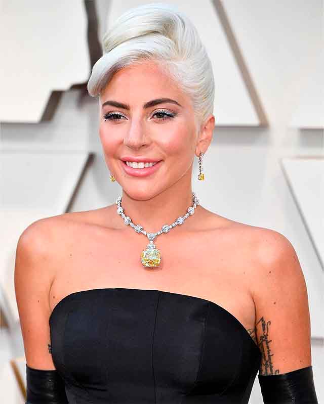 Mulher usando jóias Tiffany, uma das marcas de anéis mais valiosas do mundo para um presente de natal inesquecível.