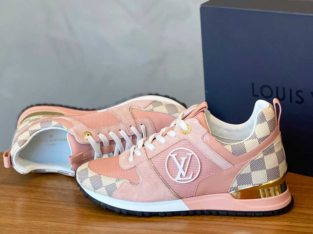 O Modelo Run Away é ums fos tênis mais famosos da Louis Vuitton.