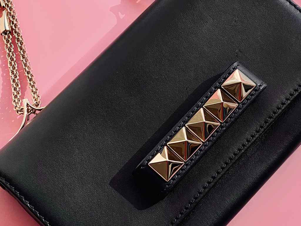 Os modelos da Valentino estão na seleção de bolsas presenteáveis até R$5000.