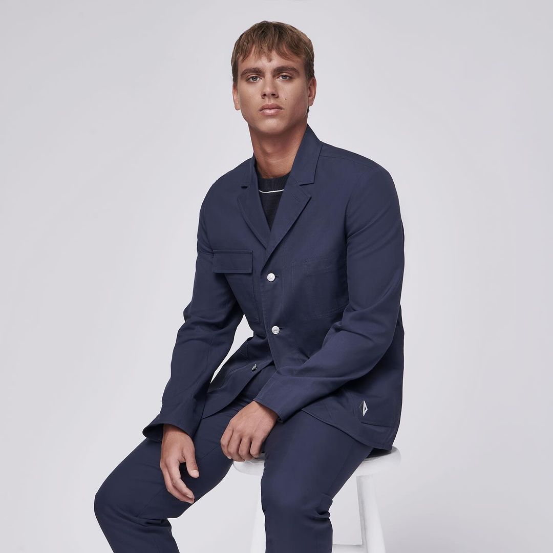 Foto do surfista Kauli Vaast com um terno Dior: o atleta é novo embaixador da grife francesa.