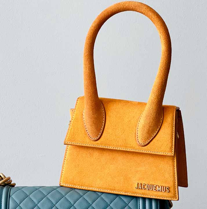Foto da bolsa le chiquito da Jacquemus, um modelo pequeno que é perfeito para usar em festas.