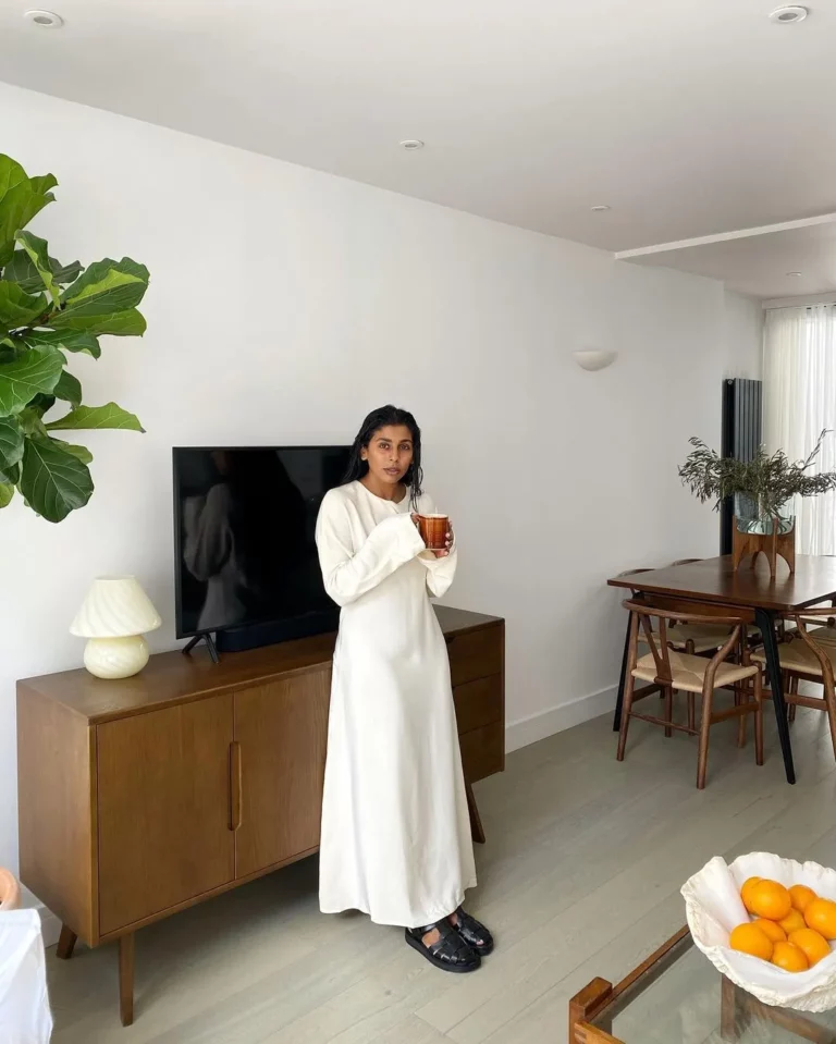 Foto de mulher usando sándalia com vestido longo.