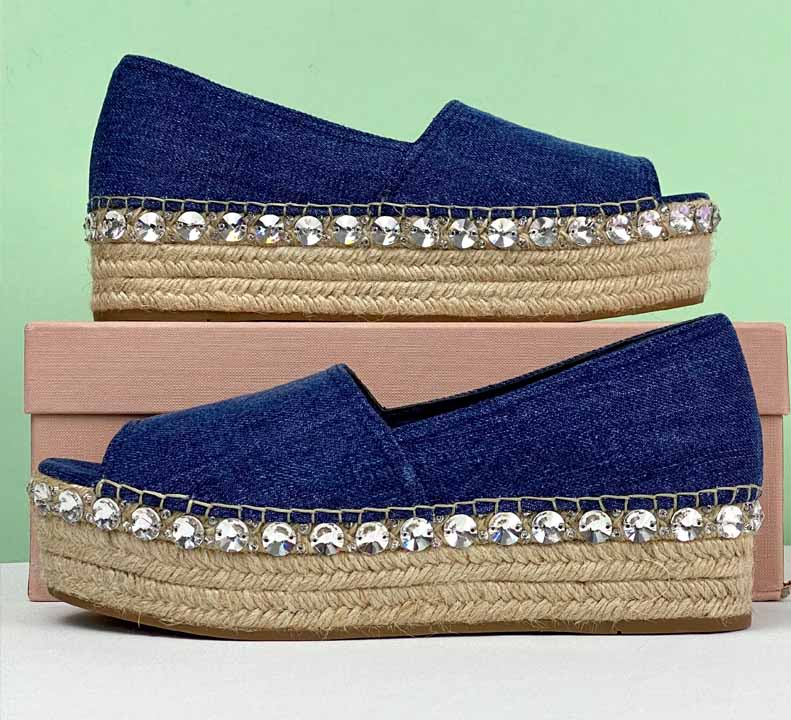 Foto de espadrilhe com aplicação de pedras sugerindo a opção de modelo confortável para os bloquinhos de carnaval.