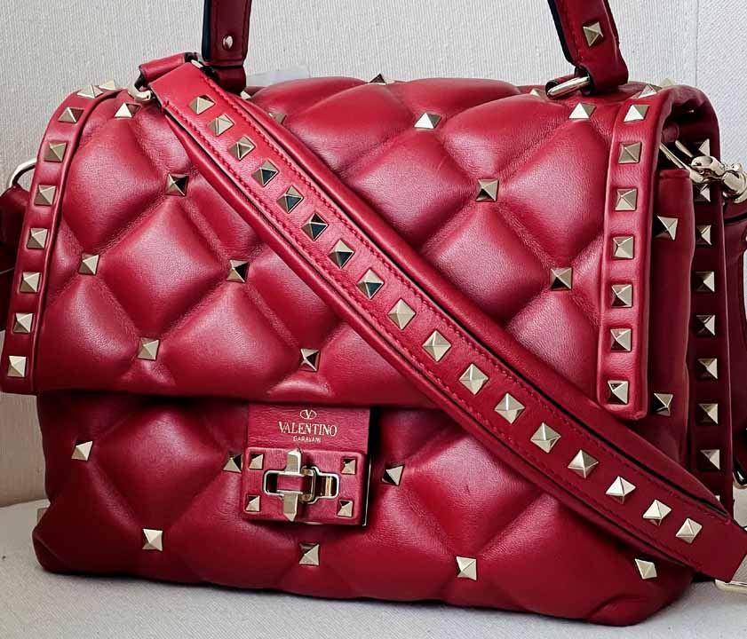 Bolsa Valentino Candystud: a grife italiana é uma das top marcas de luxo na summer sale.